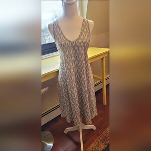 H&M Sleeveless V-Neck Zigzag Midi Dress in Gray and White